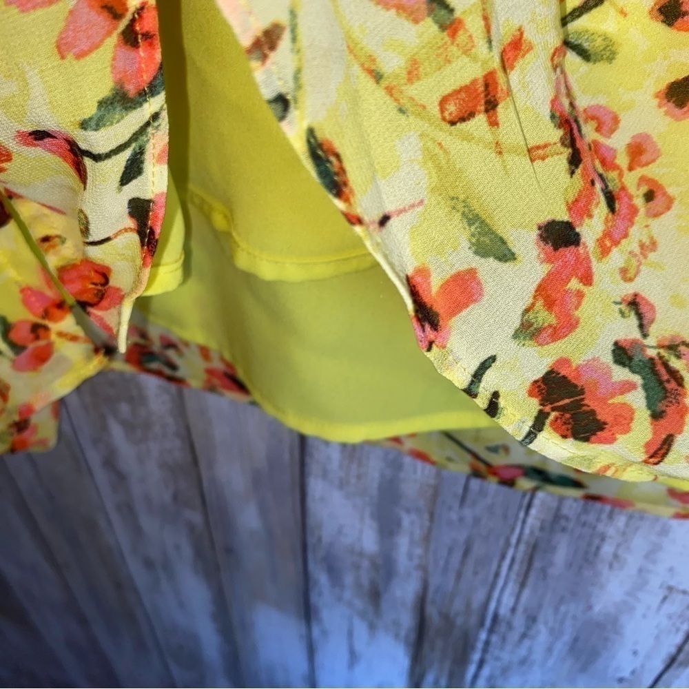 NWT Vince Camuto Yellow Smocked Floral V Neck Blouse - Picture 4 of 6